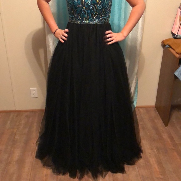 PROM DRESS - Picture 2 of 5